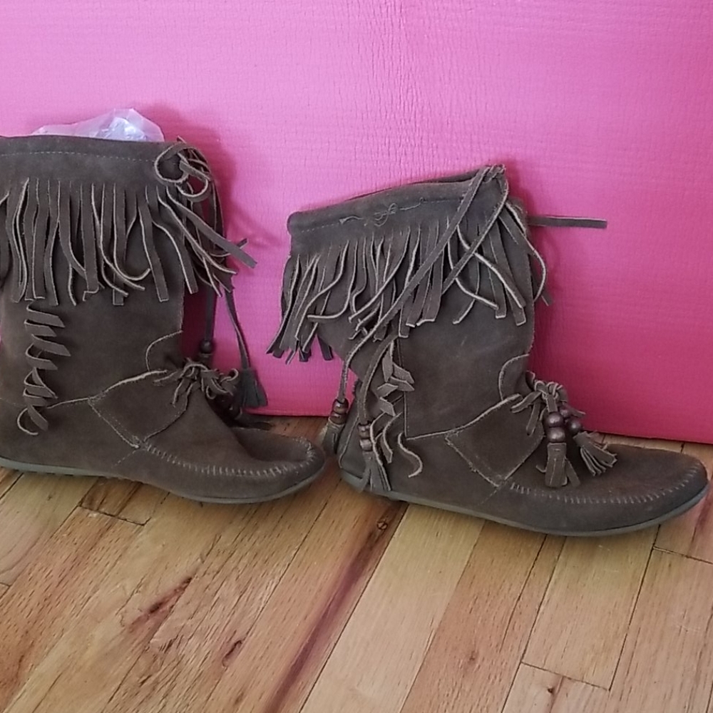 Short suede minnetonka boots